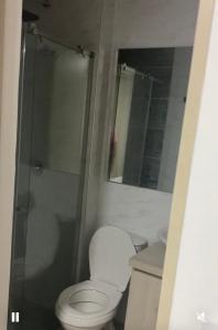 a bathroom with a white toilet and a shower at Apartamento confortable, excelente ubicacion in Ibagué