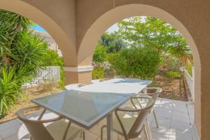 En balkon eller terrasse på Les villas Maristella, résidence haut de gamme à deux pas de la mer