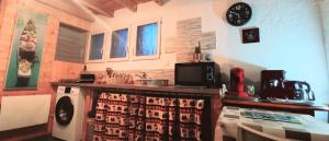 Nhà bếp/bếp nhỏ tại Studio Nature et Beauregard 30m2 en duplex proche lac, cures thermales et commerces