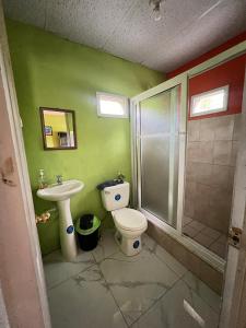 Koupelna v ubytování Tikal House, casa equipada El Remate Flores Peten