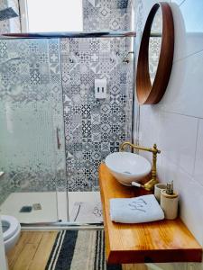 een badkamer met een wastafel en een douche bij Tree House III in Setúbal