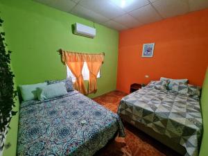 Postel nebo postele na pokoji v ubytování Tikal House, casa equipada El Remate Flores Peten