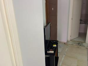 a hallway with a room with a door open at حي النصر 2 in Ariana