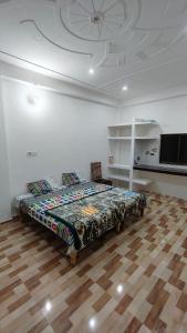 a bedroom with a bed in a room with a ceiling at Ajay homestay &PG in Jhūsi