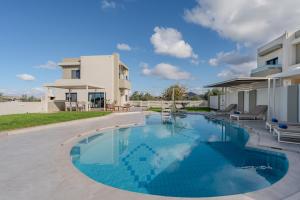 een groot zwembad voor een huis bij Dina Villa in Roumelí