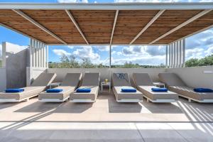 een kamer met stoelen en tafels op een patio bij Pelagia villa in Roumelí