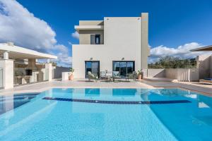 een zwembad voor een villa bij Pelagia villa in Roumelí