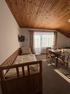 een slaapkamer met twee stapelbedden en een tafel en stoelen bij Pension Burger in Harrachov