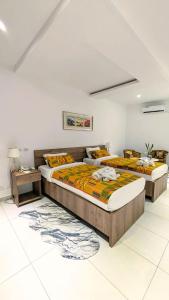 MandanouMiliet HOTEL的配有两张床的客房内。