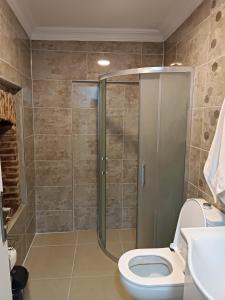 Et badeværelse på OTELIA PANSIYON + 43 billeder