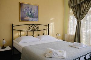 een slaapkamer met een bed met twee witte handdoeken erop bij Pensiunea Crocus - Sauna & Billiard in Poiana Brasov