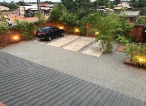 een uitzicht vanuit de lucht op een auto geparkeerd op een parkeerplaats bij HÔTEL Assinie LODGE in Assinie +3 foto's