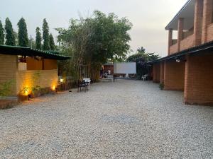 een binnenplaats met een wit scherm in een gebouw bij HÔTEL Assinie LODGE in Assinie