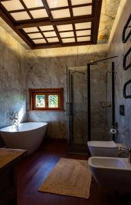 une salle de bains avec baignoire, deux lavabos et douche dans l'établissement Villa Serenitas, à Arona 40 autres photos