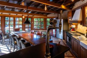une cuisine avec une grande table et des chaises en bois dans l'établissement Villa Serenitas, à Arona