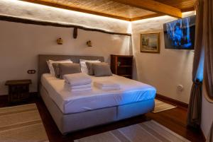 une chambre avec un lit avec des serviettes dessus dans l'établissement Villa Serenitas, à Arona