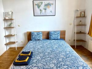 een slaapkamer met een bed met een blauw dekbed bij Central Hub in Brussel