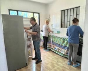 un gruppo di persone in piedi in una cucina di Hostal La Clarita a Fusagasugá Altre 11 foto