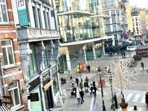 een groep mensen die op een straat lopen bij Central Hub in Brussel