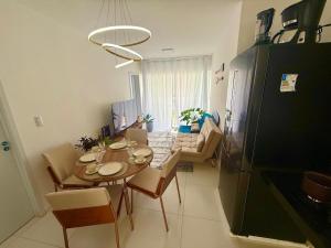 a kitchen and dining room with a table and chairs at Apartamento em Condomínio Clube Completo com Piscina in Vitória da Conquista