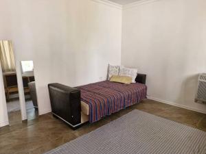 een slaapkamer met een bed met een deken en een tapijt bij Golden sea in Itʼkhvisi