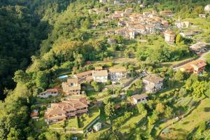 Luftaufnahme eines Hauses auf einem Hügel in der Unterkunft Villa Mariel Verbania Centro in Intra