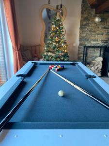 un tavolo da biliardo con un albero di Natale sullo sfondo di Travel Wood - Sauna et Voyages a Waulsort