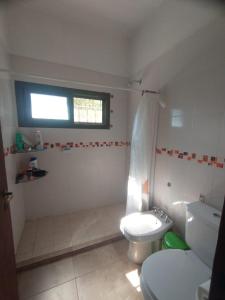 ein Badezimmer mit Toilette und Waschbecken in der Unterkunft Casa moderna con pileta in Bialet Massé