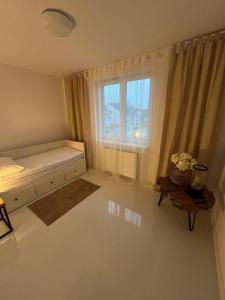 ein Schlafzimmer mit einem Bett und einem Fenster in der Unterkunft Łagowski Zakątek z Sauną in Łagów