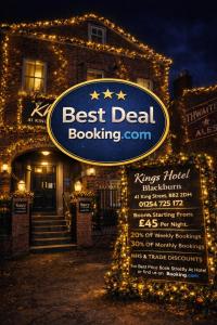 een bord met 'beste deal' voor een gebouw bij King Street Hotel in Blackburn