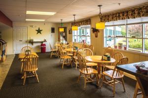 A restaurant or other place to eat at The Lodge at Poland Spring Resort