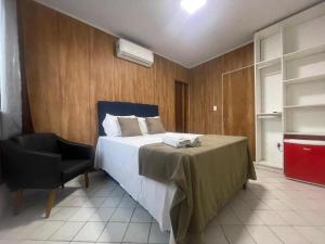een slaapkamer met een bed en een stoel erin bij Pousada Terraço das Aguas Mcz in Maceió +14 foto's