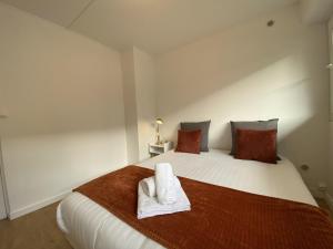 a bedroom with a bed with two towels on it at L'Escapade Cosy Proche Métro CHU et EHESP in Rennes