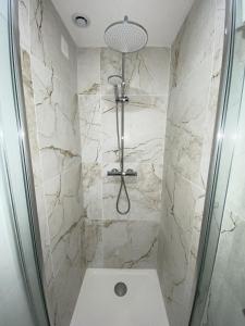 a bathroom with a shower with a toilet in it at L'Escapade Cosy Proche Métro CHU et EHESP in Rennes