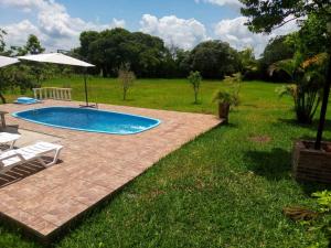 een zwembad midden in een tuin bij Chacara do japonês  +23 foto's