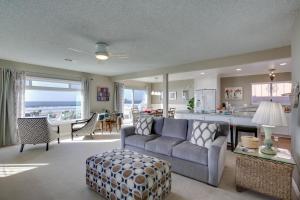een woonkamer met een bank en een keuken met uitzicht op de oceaan bij Oceanfront Escape Steps to Imperial Beach! in Imperial Beach