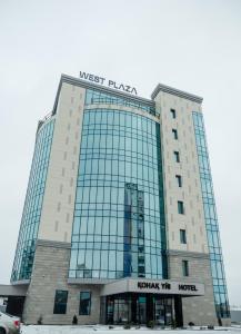 乌拉尔斯克West Plaza Hotel的一座写着“西广场”字样的建筑