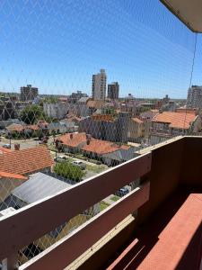 una vista di una città da un balcone di Depto 1 amb Miramar frente al mar 3 noches mínimo a Miramar
