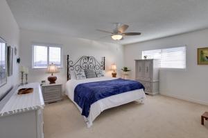 een slaapkamer met een bed en een plafondventilator bij Oceanfront Escape Steps to Imperial Beach! in Imperial Beach