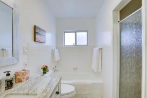 een witte badkamer met toilet en douche bij Oceanfront Escape Steps to Imperial Beach! in Imperial Beach +22 foto's