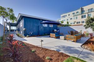 een patio met twee banken en een blauw gebouw bij Oceanfront Escape Steps to Imperial Beach! in Imperial Beach