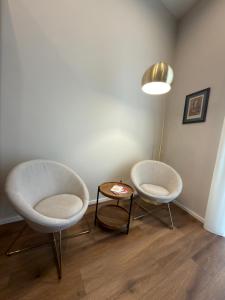 zwei Stühle und ein Tisch in einem Zimmer in der Unterkunft Domis Napoli in Neapel