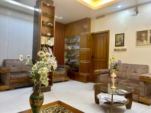 斯里曼加尔乌帕齐拉Sribhumi Homestay的客厅里有一张沙发和一张桌子。 更多9张照片