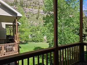 een uitzicht vanaf de veranda van een huis bij Cascade Three Bedroom Two Bath – C07 in Ouray