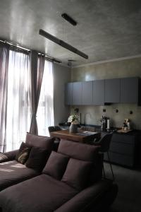 ein Wohnzimmer mit Sofa und eine Küche in der Unterkunft BuSoBlack in Maputo