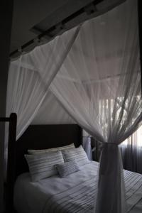 En eller flere senge i et værelse på BuSoBlack