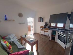 un salon avec un canapé et une table dans l'établissement La Azotea, à Mala 12 autres photos