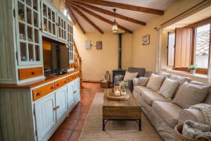 a living room with a couch and a table at Casa Rural La Carrozal Senda del Oso in Orelleiru