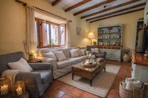 a living room with a couch and a table at Casa Rural La Carrozal Senda del Oso in Orelleiru