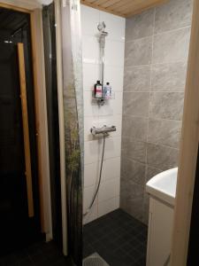 Et badeværelse på Adeli Holiday Cottage Ellivuori